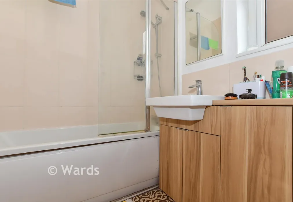 Bathroom - Tonbridge Road, Maidstone, Kent - Wards of Kent