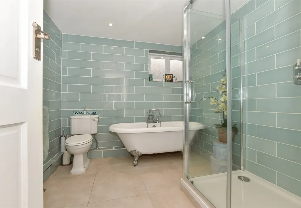 Bathroom - Dover Road, Eastry, Sandwich, Kent - Wards of Kent