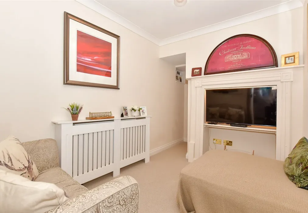 Snug - Dover Road, Eastry, Sandwich, Kent - Wards of Kent