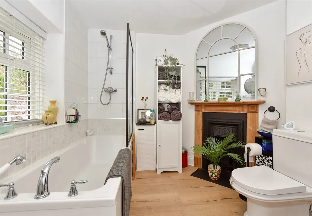 Cottage - Bathroom - Dover Road, Eastry, Sandwich, Kent - Wards of Kent