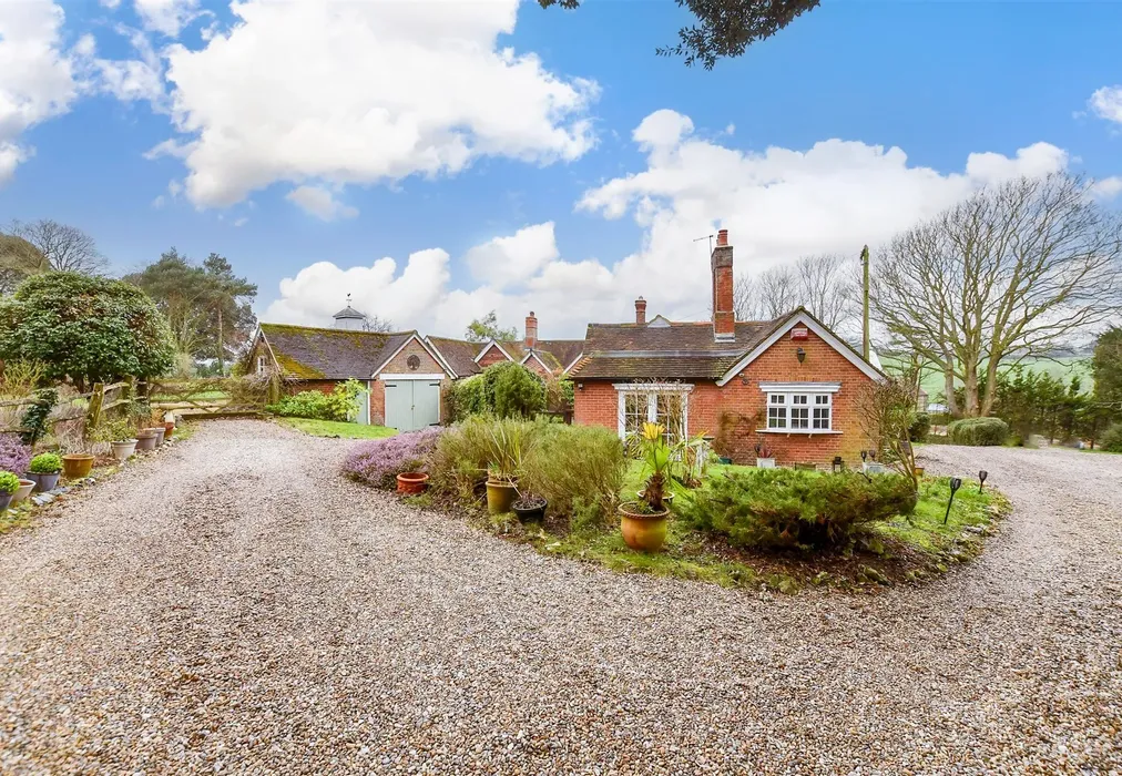 The Old Laundry / Crossways Cottage - Dover Road, Eastry, Sandwich, Kent - Wards of Kent