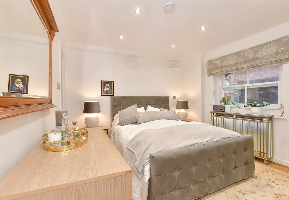 Bedroom 1 - Station Road West, Canterbury, Kent - Wards of Kent