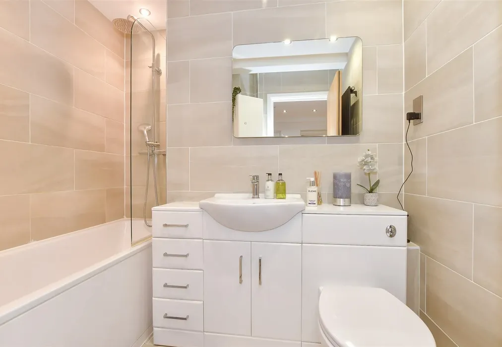 Bathroom - Station Road West, Canterbury, Kent - Wards of Kent