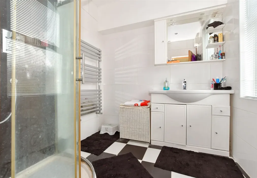 Shower Room - Upper Dumpton Park Road, Ramsgate, Kent - Wards of Kent