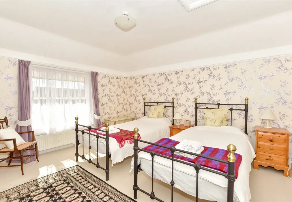 Bedroom 2 - Bellevue Road, Cowes, Isle of Wight - Wards of Kent