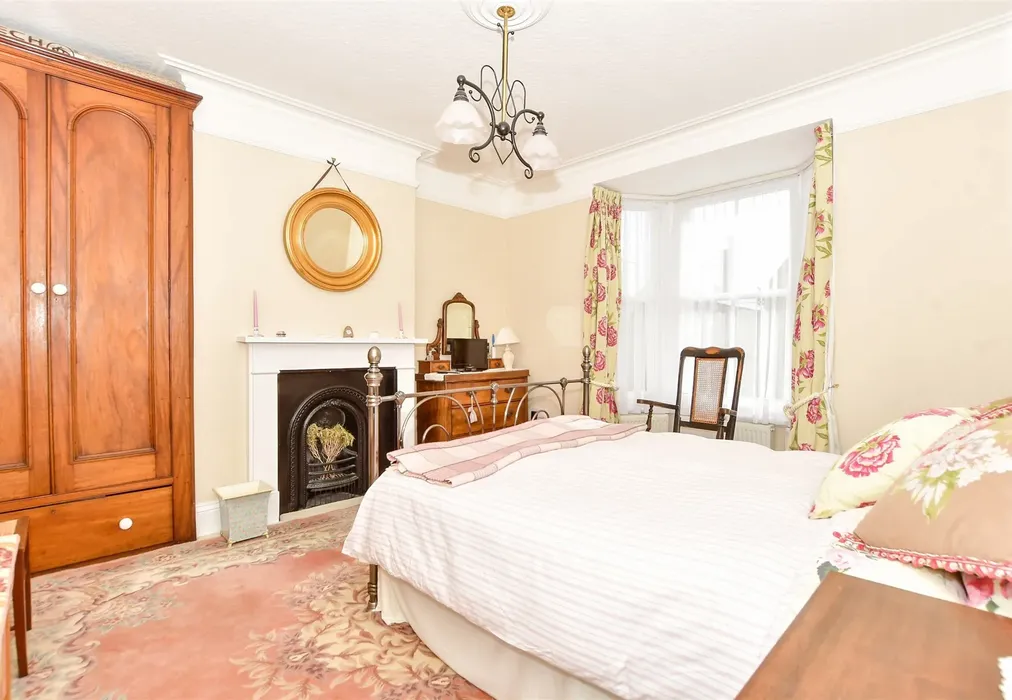Bedroom 3 - Bellevue Road, Cowes, Isle of Wight - Wards of Kent