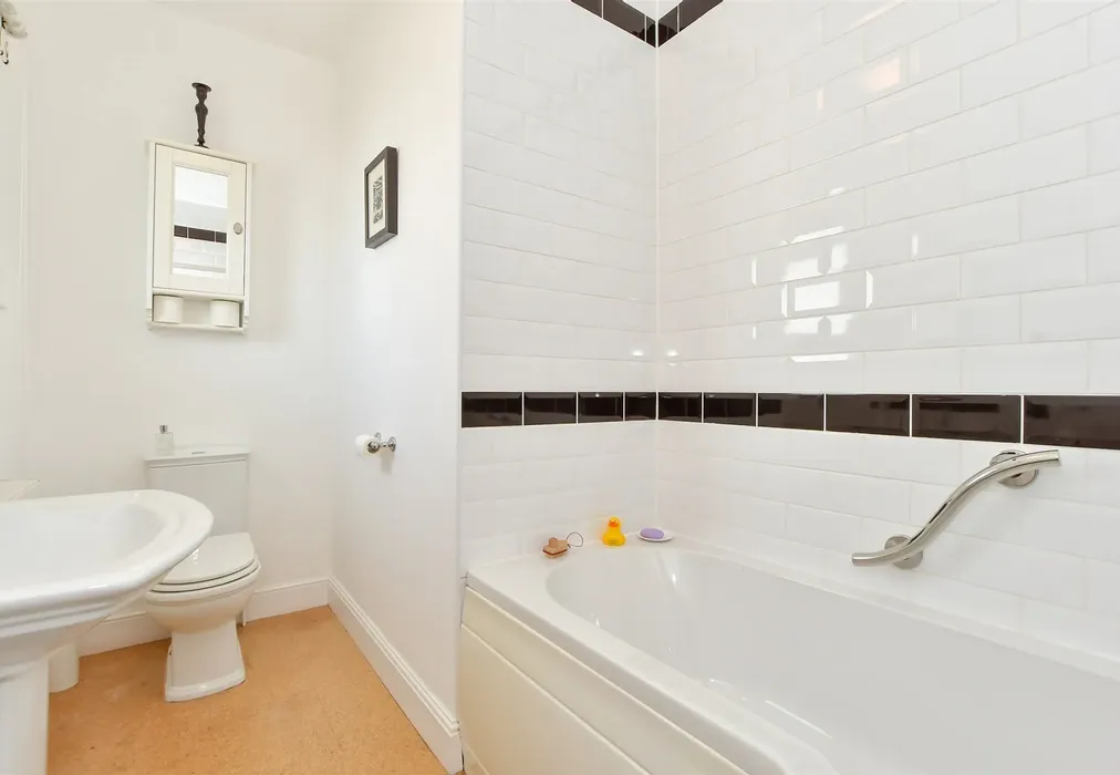 Bathroom - Bellevue Road, Cowes, Isle of Wight - Wards of Kent