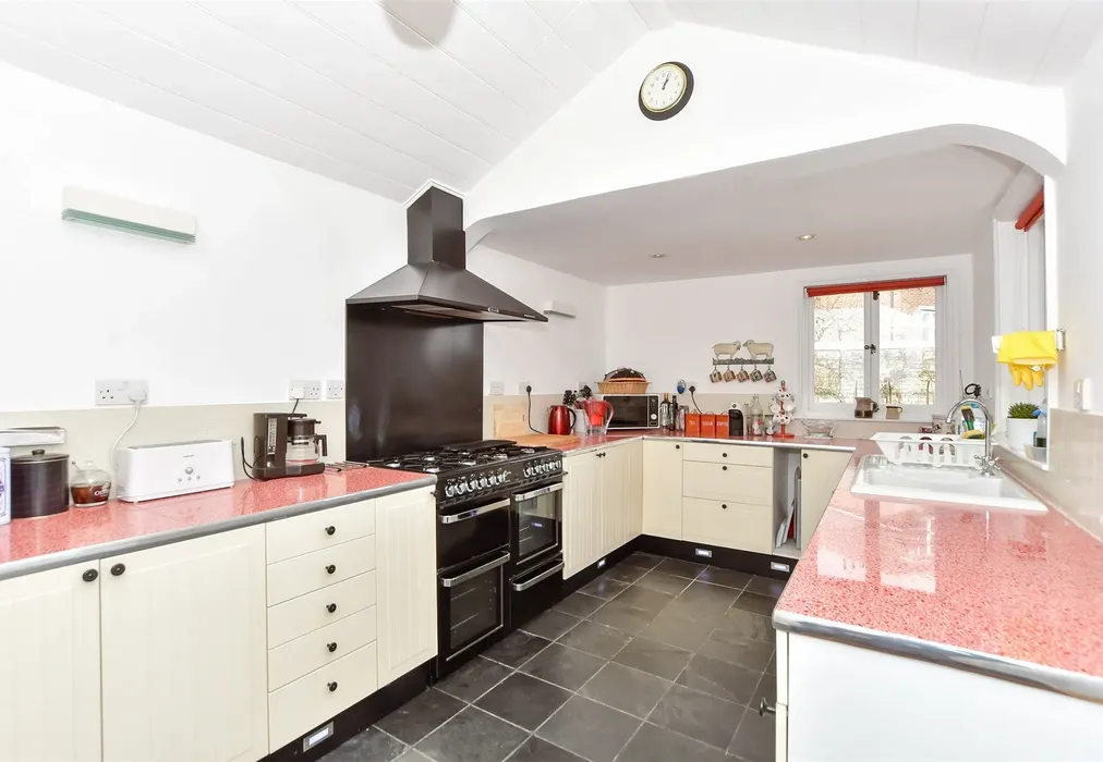 Kitchen - Bellevue Road, Cowes, Isle of Wight - Wards of Kent