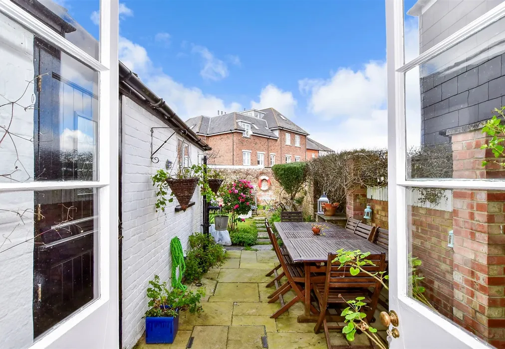 External Lifestyle Photograph - Bellevue Road, Cowes, Isle of Wight - Wards of Kent
