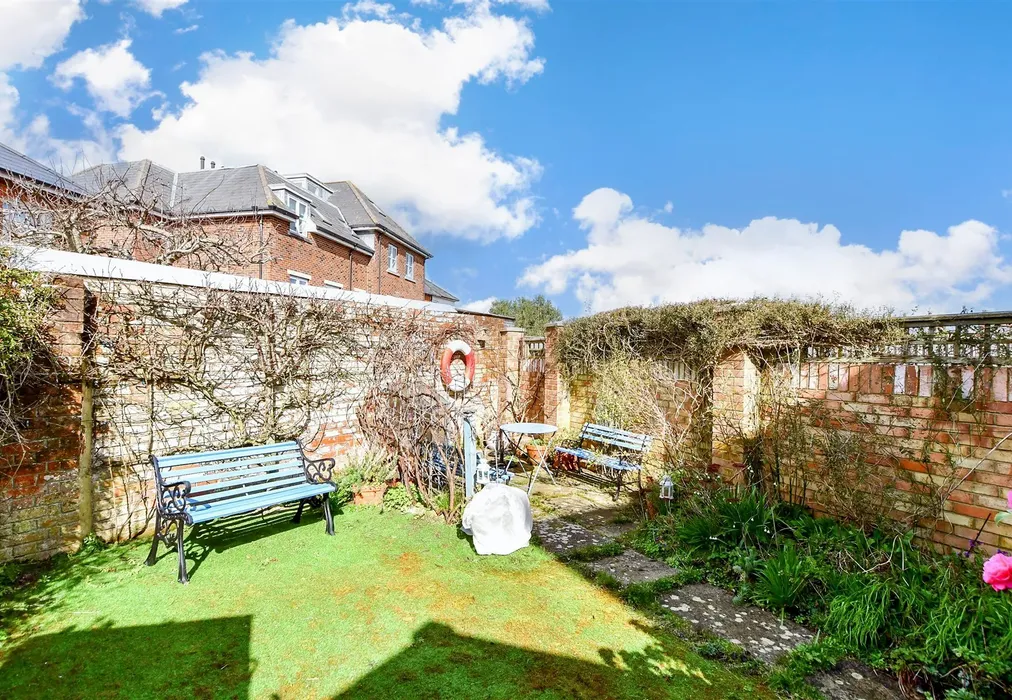Rear Garden - Bellevue Road, Cowes, Isle of Wight - Wards of Kent