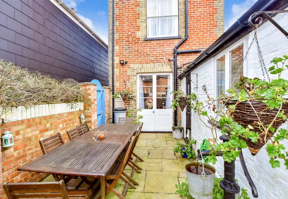 External Lifestyle Photograph - Bellevue Road, Cowes, Isle of Wight - Wards of Kent