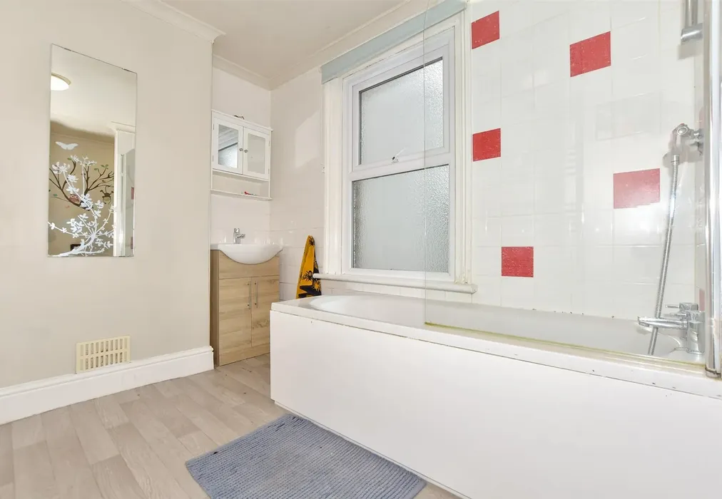 Bathroom - Clarendon Street, Dover, Kent - Wards of Kent