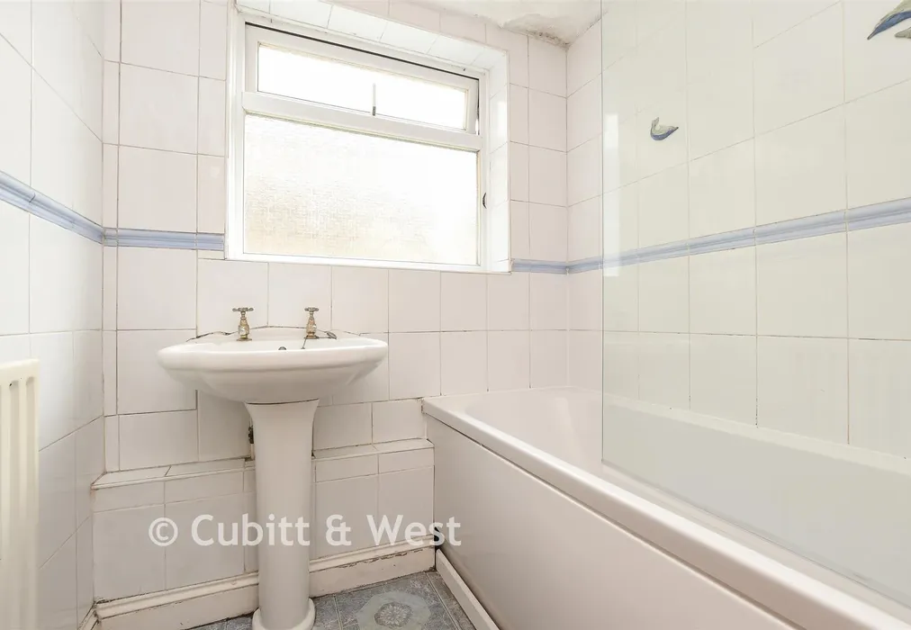 Bathroom - Glovers Road, Reigate, Surrey - Wards of Kent