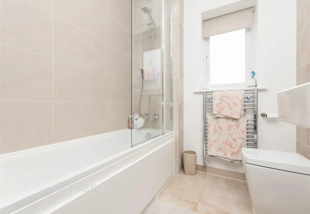 Bathroom - Byrne Road, Holborough Lakes, Snodland, Kent - Wards of Kent