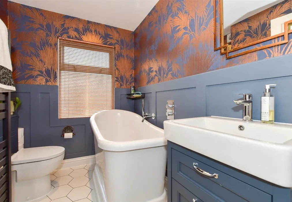 Bathroom - Winstanley Crescent, Ramsgate, Kent - Wards of Kent