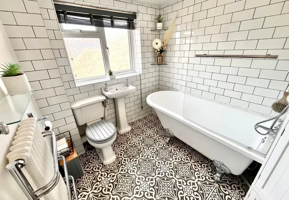 Bathroom - London Road, Newington, Sittingbourne, Kent - Wards of Kent