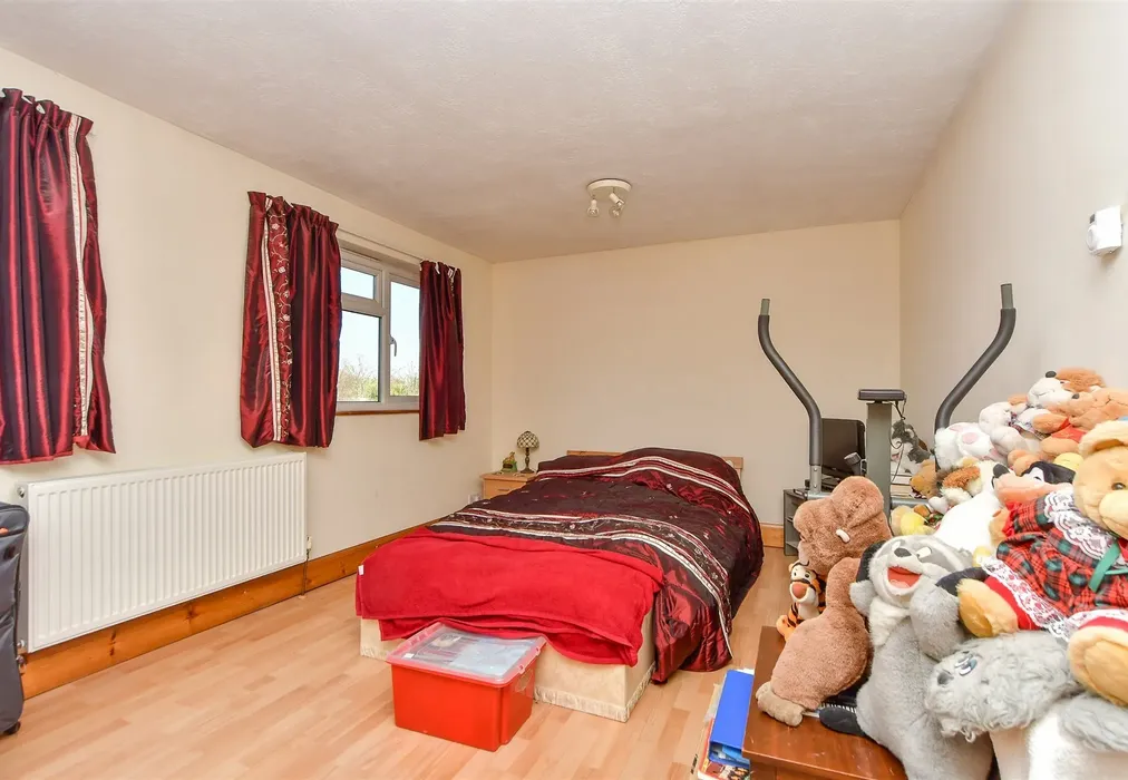 Bedroom 1 - Queenborough Road, Minster On Sea, Sheerness, Kent - Wards of Kent