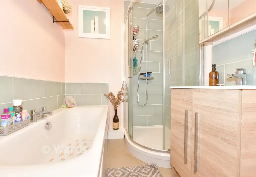 Bathroom - Grimston Gardens, Folkestone, Kent - Wards of Kent