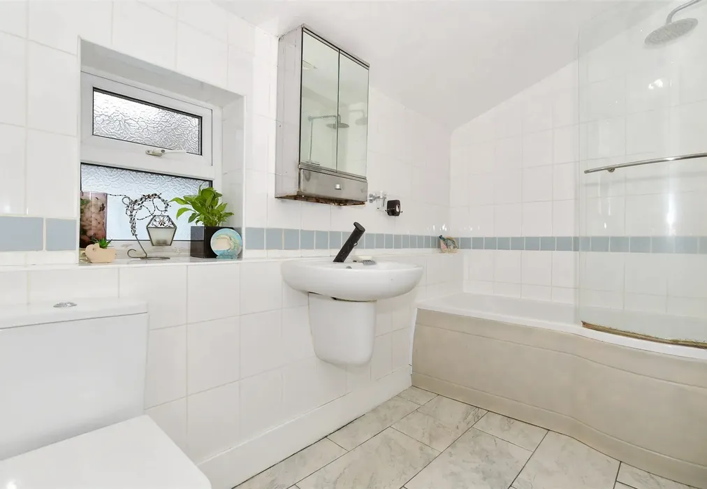 Bathroom - Linden Road, Gillingham, Kent - Wards of Kent