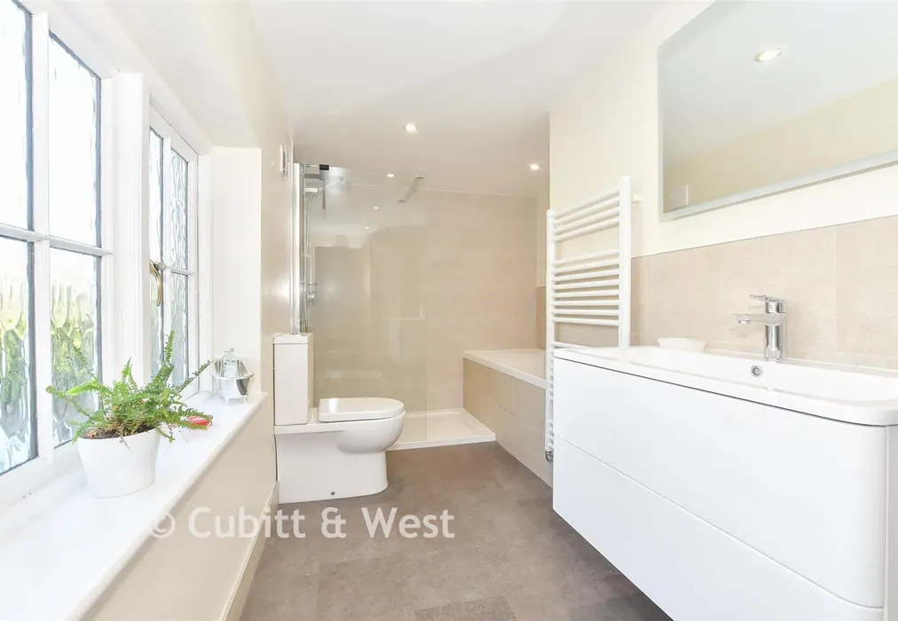 Bathroom - Cripplegate Lane, Southwater, Horsham, West Sussex - Wards of Kent