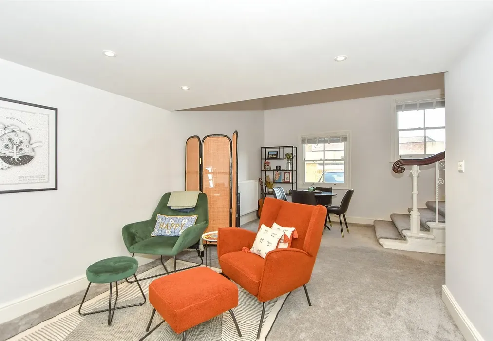 Lounge - High Street, Chatham, Kent - Wards of Kent