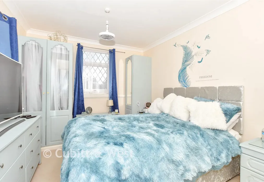 Bedroom 1 - Drift Lane, Selsey, West Sussex - Wards of Kent