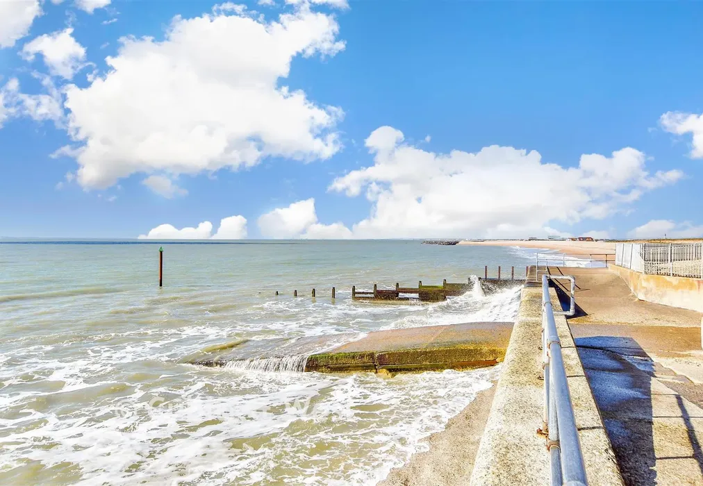 Surrounding Area - Drift Lane, Selsey, West Sussex - Wards of Kent