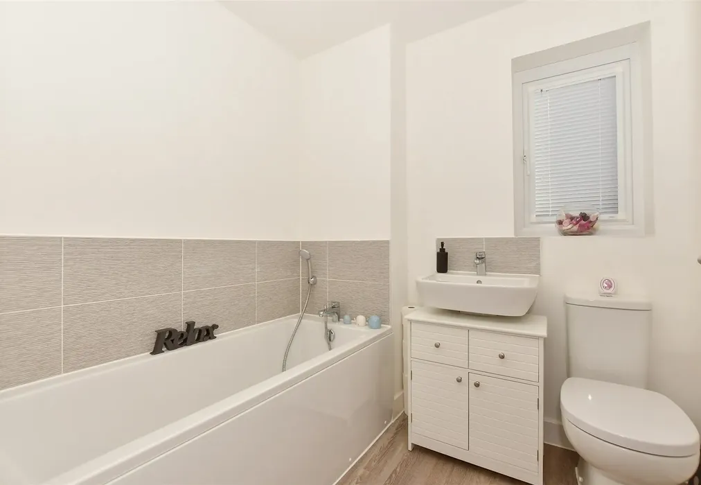 Bathroom - Leo Road, Margate, Kent - Wards of Kent