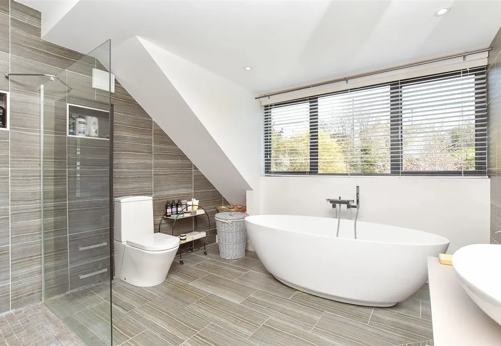 En-Suite Bathroom - Havenstreet Main Road, Havenstreet, Ryde, Isle of Wight - Wards of Kent