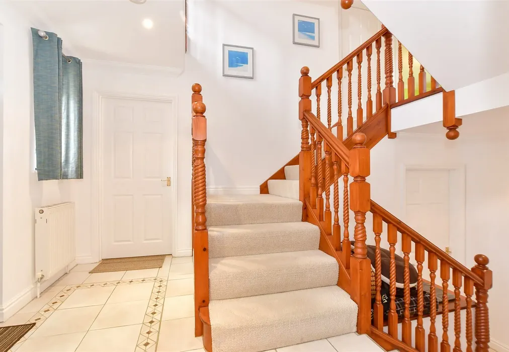 Hallway - Northcliff Gardens, Shanklin, Isle of Wight - Wards of Kent