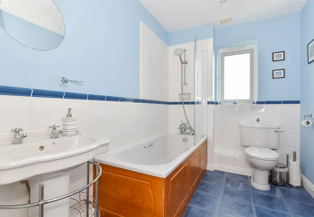 Bathroom - Northcliff Gardens, Shanklin, Isle of Wight - Wards of Kent