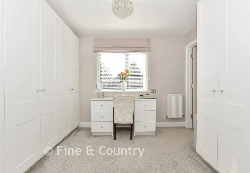 Dressing Room - Lindenthorpe Road, Broadstairs, Kent - Wards of Kent