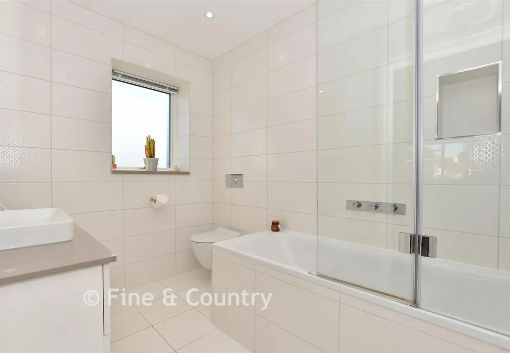 En-Suite Bathroom - Lindenthorpe Road, Broadstairs, Kent - Wards of Kent