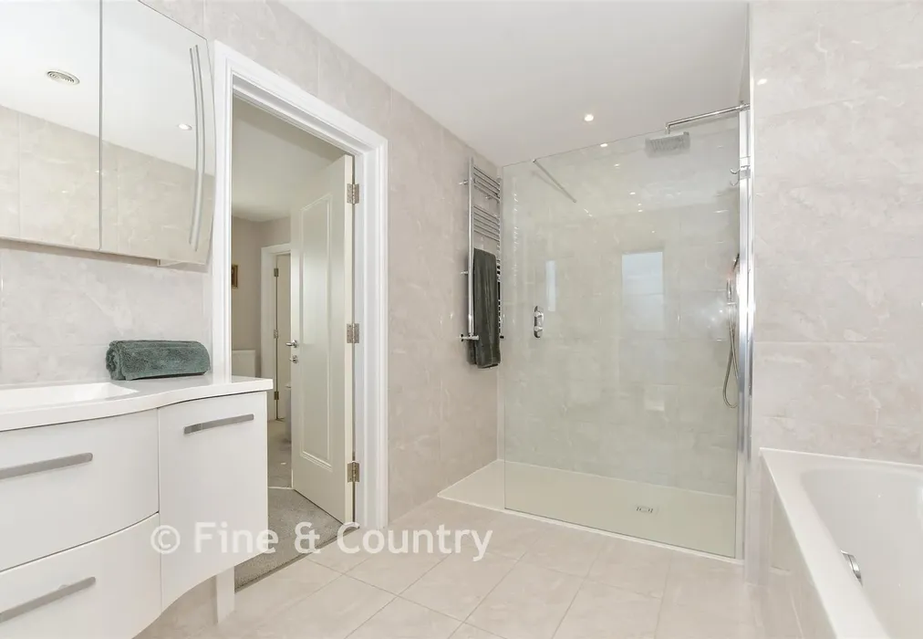 En-Suite Bathroom - Lindenthorpe Road, Broadstairs, Kent - Wards of Kent