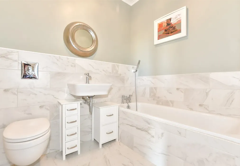 Bathroom - Victoria Parade, Ramsgate, Kent - Wards of Kent