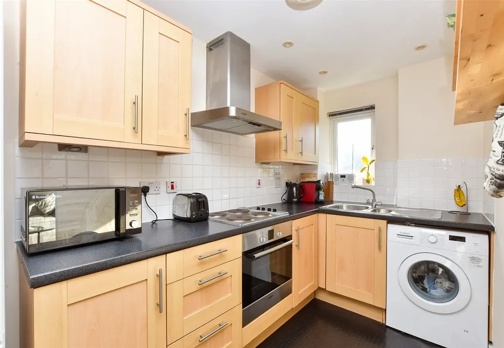 Kitchen - Goodworth Road, Redhill, Surrey - Wards of Kent