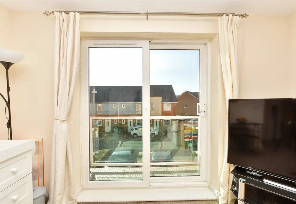 Internal Lifestyle Photograph - Goodworth Road, Redhill, Surrey - Wards of Kent