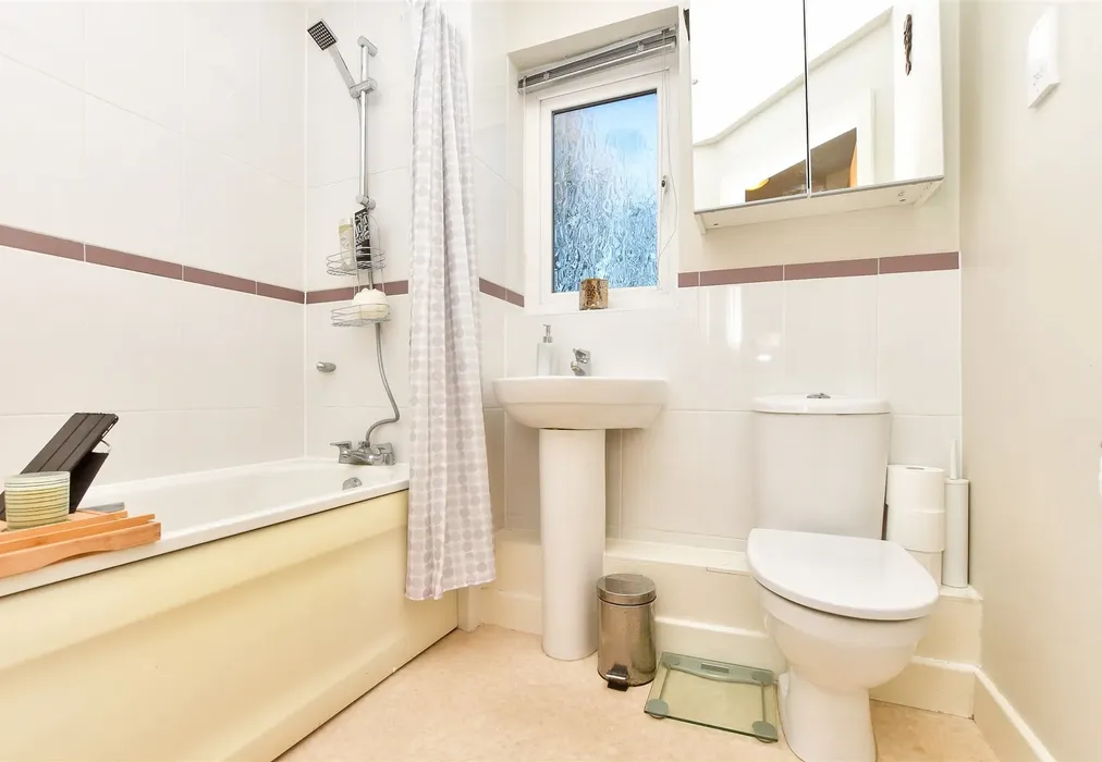 Bathroom - Goodworth Road, Redhill, Surrey - Wards of Kent