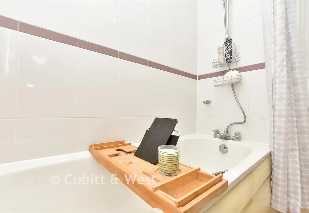 Bathroom - Goodworth Road, Redhill, Surrey - Wards of Kent