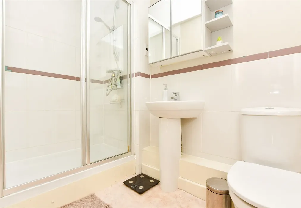 En-Suite - Goodworth Road, Redhill, Surrey - Wards of Kent