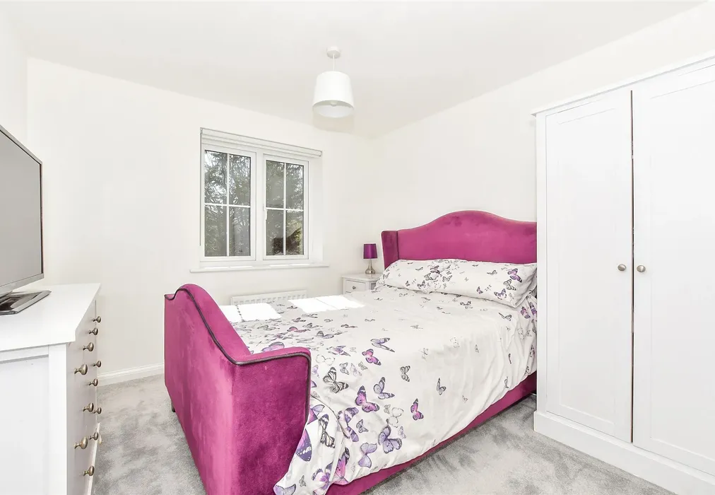 Bedroom 2 - Long Strakes, Staplehurst, Tonbridge, Kent - Wards of Kent