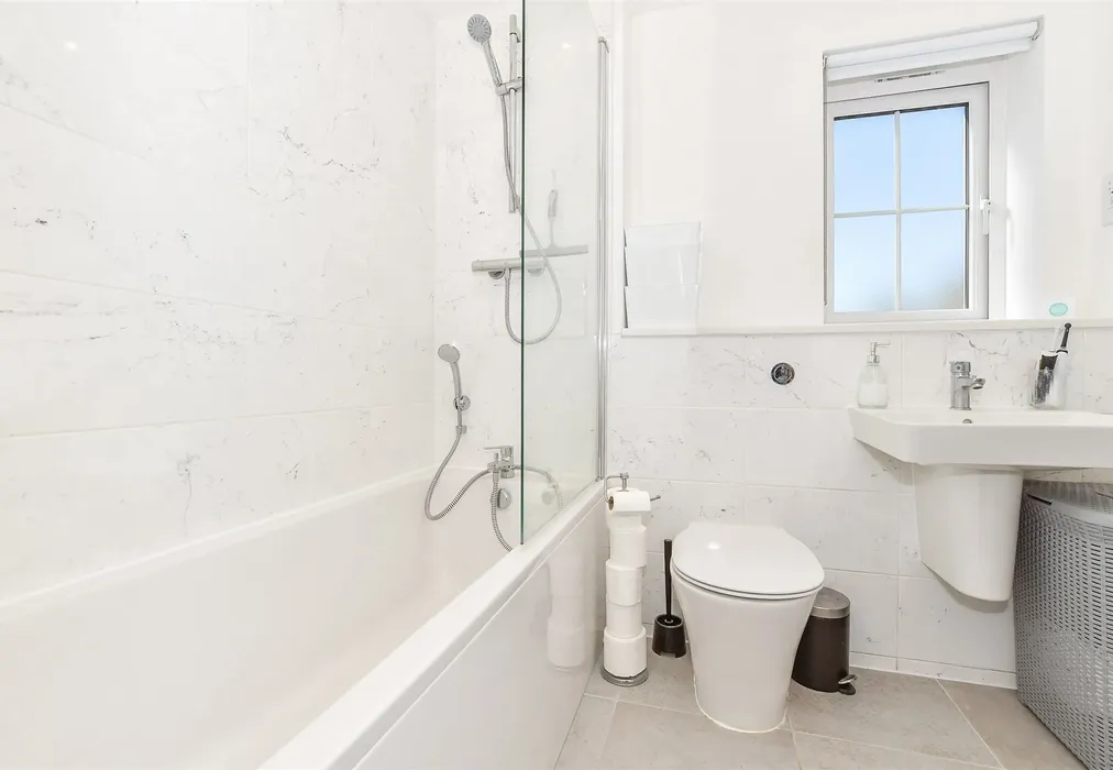 Bathroom - Long Strakes, Staplehurst, Tonbridge, Kent - Wards of Kent