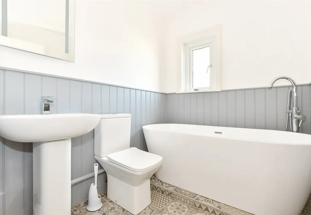 Bathroom - Wilton Park Road, Shanklin, Isle of Wight - Wards of Kent