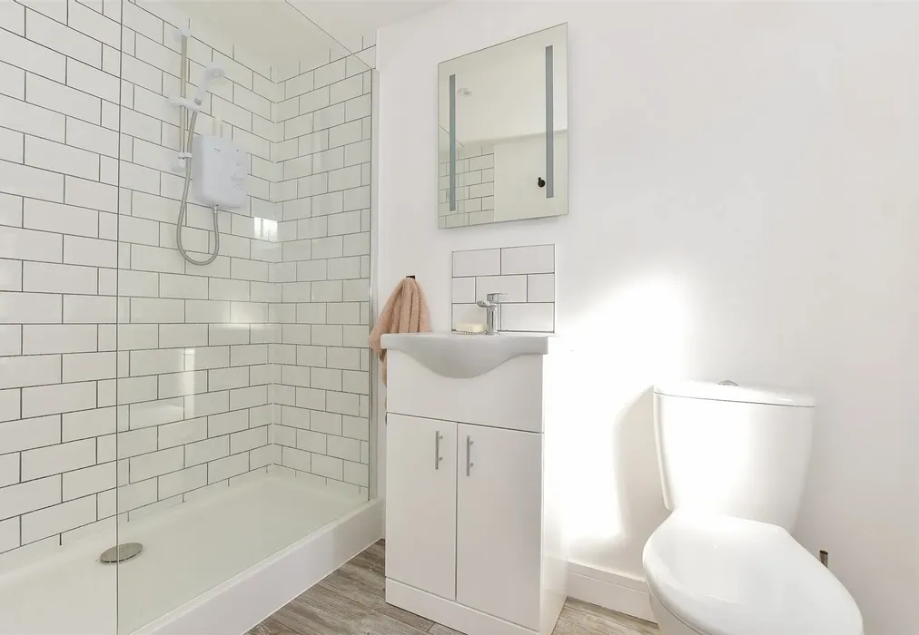 Room 3 - Wilton Park Road, Shanklin, Isle of Wight - Wards of Kent