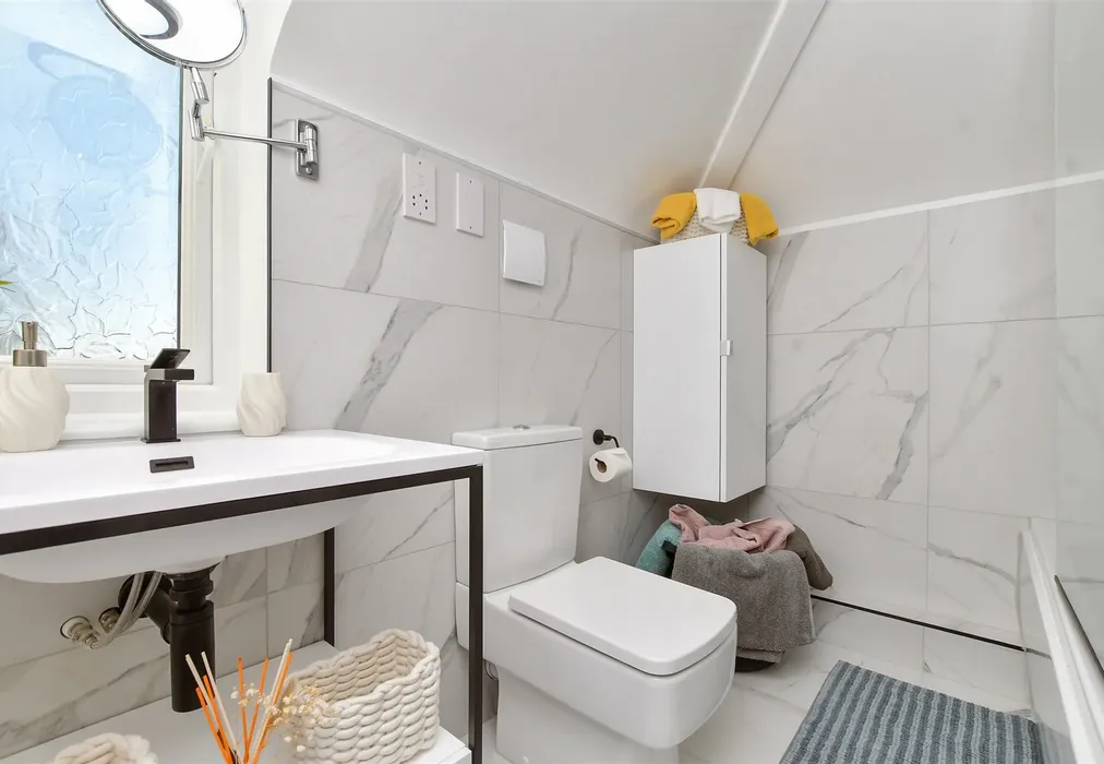 Bathroom - Clarendon Road, Wallington, Surrey - Wards of Kent