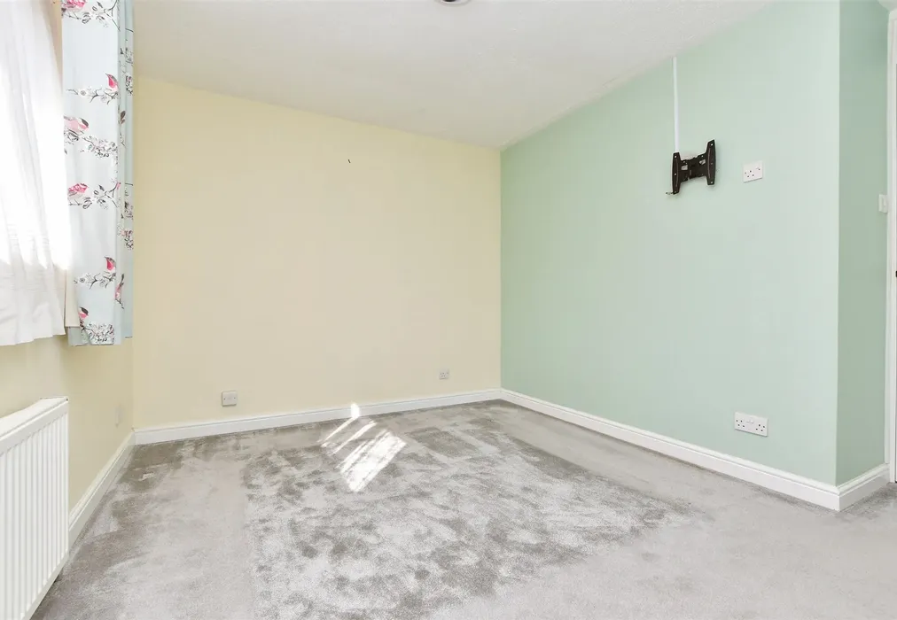 Bedroom 1 - Green Way, Tunbridge Wells, Kent - Wards of Kent