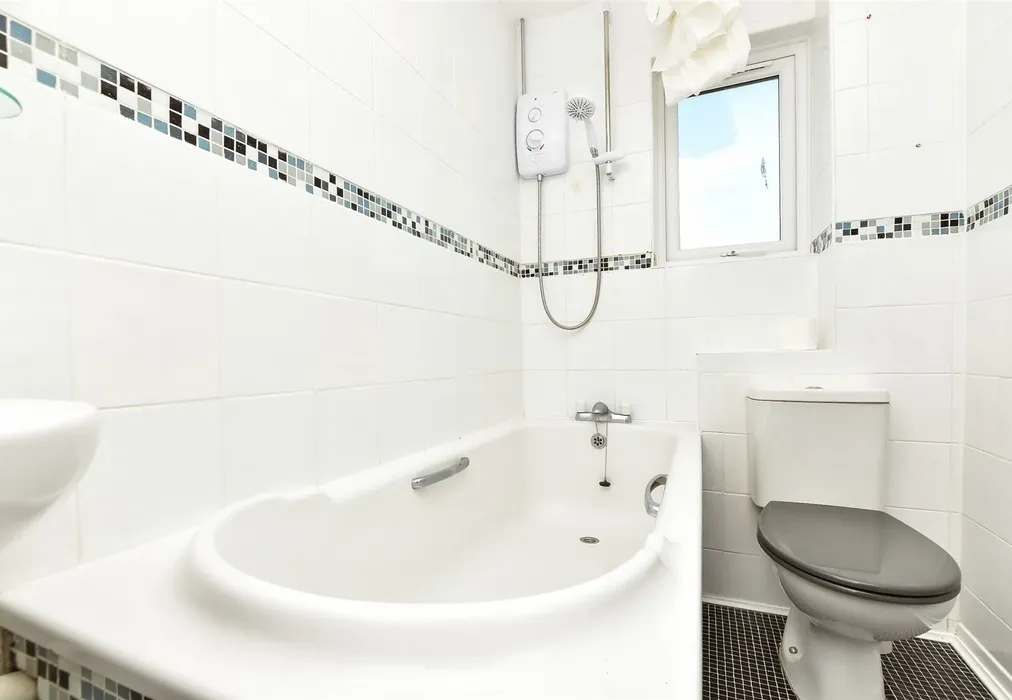 Bathroom - Green Way, Tunbridge Wells, Kent - Wards of Kent