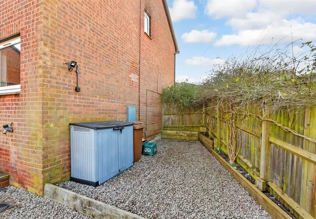 Side Garden - Green Way, Tunbridge Wells, Kent - Wards of Kent