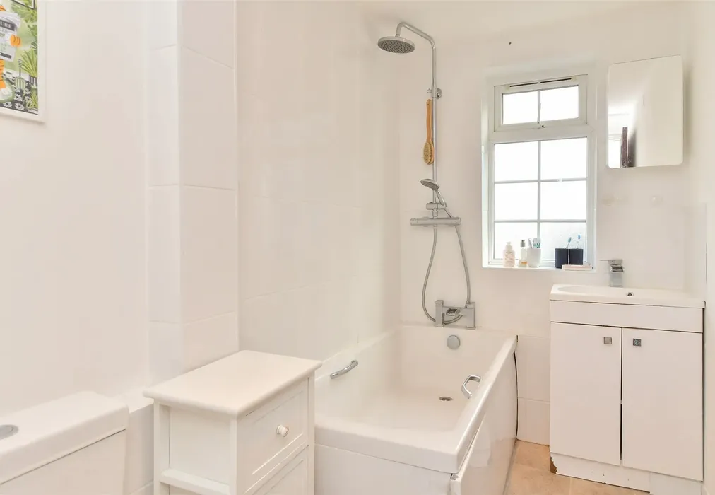 Bathroom - Southover Street, Brighton, East Sussex - Wards of Kent