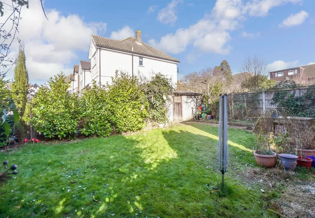 Rear Garden - Raven Crescent, Billericay, Essex - Wards of Kent